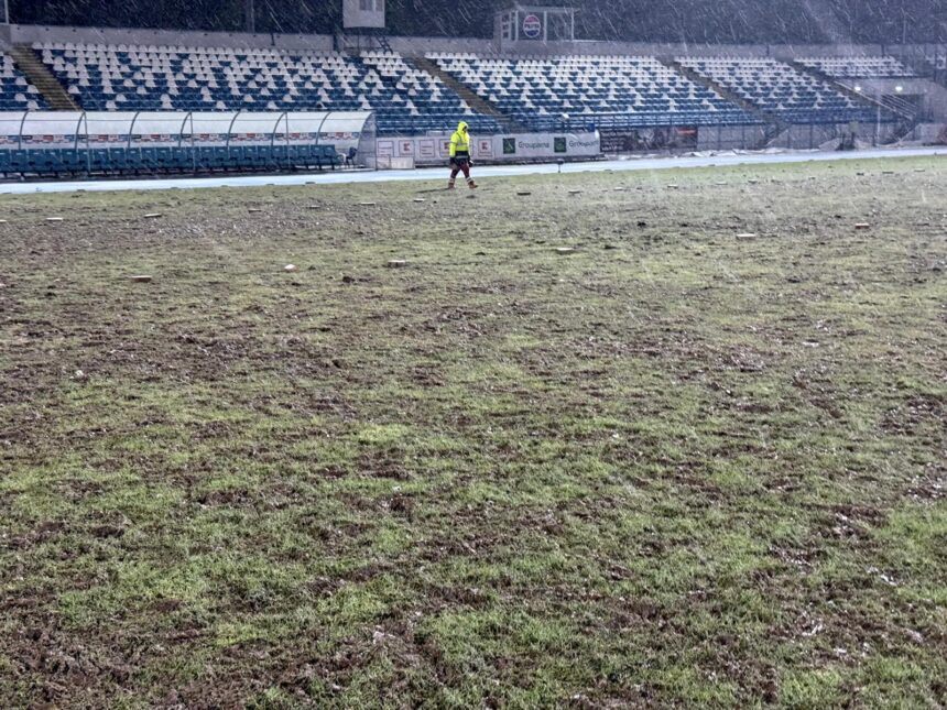 omul care s a ocupat de repararea gazonului din copou dupa dezastrul de duminica mare lucru nu se mai poate face 69945c87900fb