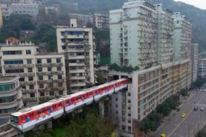 orasul unde metroul trece printr un bloc de locuinte locatarii iau liftul si coboara direct in statie 697e7b4904d4f