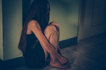 patru barbati si o femeie cercetati pentru ca au obligat doua tinere de 15 si 19 ani sa se prostitueze 69886b1e1cbc7