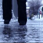 pericol de polei si gheata igsu avertizeaza cetatenii curatarea zapezii este obligatorie prin lege 69808e1d12817