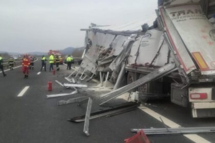 pericol pe autostrada doua tir uri unul incarcat cu sulfat de amoniu implicate intr un accident violent pe a1 fotovideo 698b16832fdaf