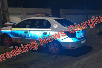 politista ranita dupa ce autospeciala in care se afla a fost lovita de o soferita si proiectata intr un stalp de iluminat 69896bdc66a39