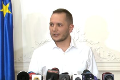 prefectul rezist al capitalei are diploma de patiser si a luat 5 la bacalaureat el este cel care a coordonat interventiile pe zapezile crunte din ultimele zile 699862d0c31b3