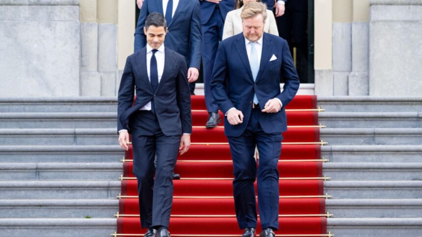 premiera istorica la haga a fost investit cel mai tanar lider si primul sef de guvern homosexual declarat 699c8051932e4