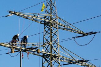 proiectul care schimba regulile pentru proprietari liniile electrice de pe terenurile private ar putea fi mutate 698c72b33a75f