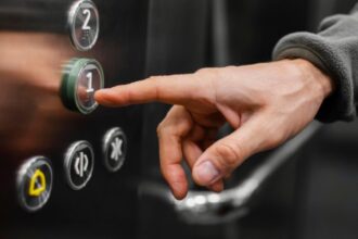 proiectul pentru montarea de lifturi la blocurile de patru etaje dinainte de 1990 merge mai departe cand va fi votat in senat 69a1e1487d525