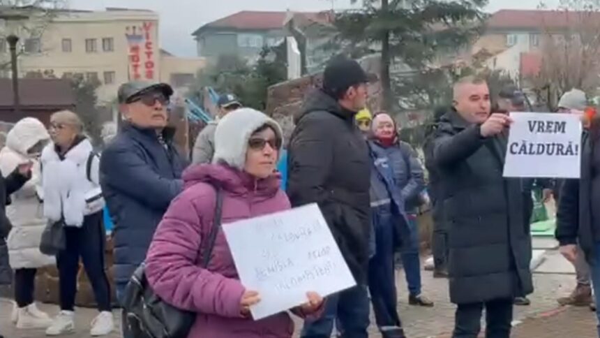 protest in fata primariei motru oamenii exasperati de frigul din case striga la unison vrem caldura 6985b0fd7b9ae