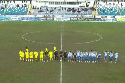 proteste ale fanilor politehnicii un pusti care s a sufocat pe teren mocirla in loc de gazon sfaiter la vestiare victima ailenei cinci puncte pana la play off 6999c93f1896e