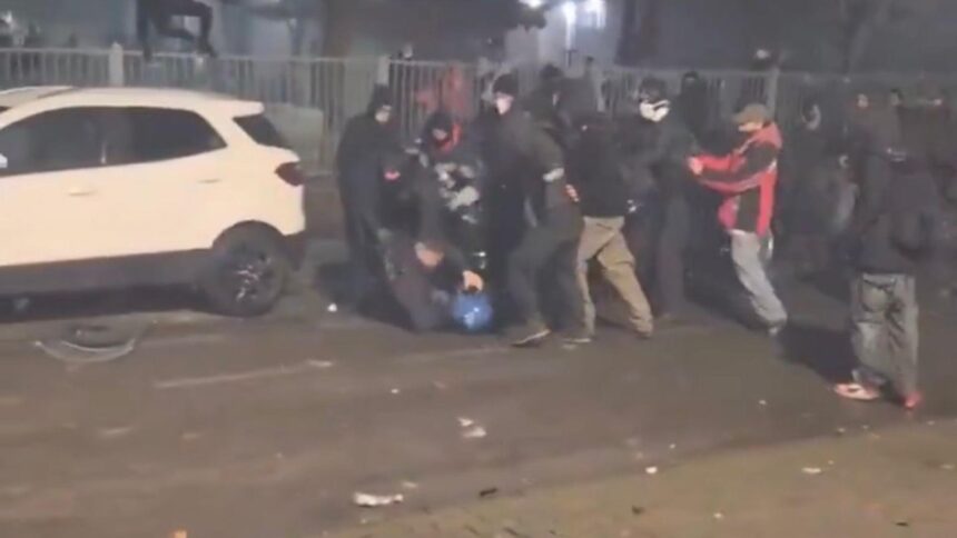 revolte de strada in italia un politist aproape sa fie linsat de antifa grupare de extrema stanga video 697f3b5eb746a