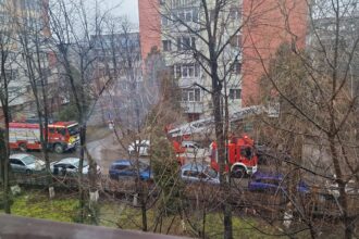 risc major pentru pietoni pe aleea nicolina un aparat de aer conditionat la un pas de prabusire 6985ae5228014