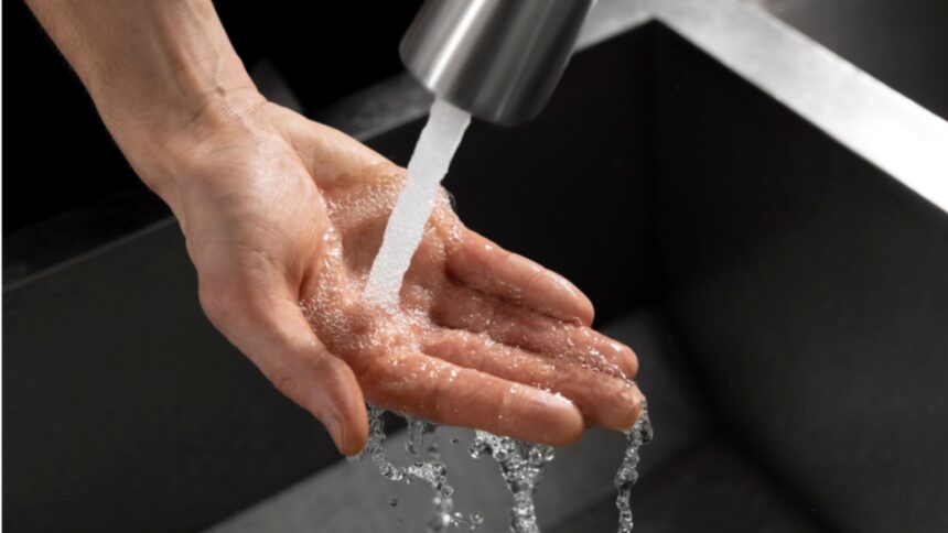 romanii care platesc cea mai scumpa apa potabila diferente uriase intre judete si motivele din spatele lor 698f7dc2d3d75