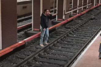 scene de groaza la metrou un barbat a coborat descult pe sine si a amenintat ca se sinucide video 697f867e3453e