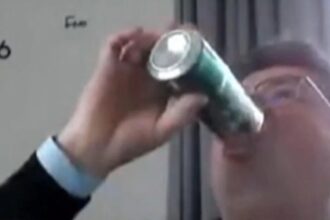 sedinta cu hamei consilier pnl surprins cinstindu se cu o bere in timp ce vota proiecte pentru comunitate 698e22f2655cb