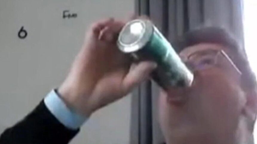 sedinta cu hamei consilier pnl surprins cinstindu se cu o bere in timp ce vota proiecte pentru comunitate 698e22f2655cb