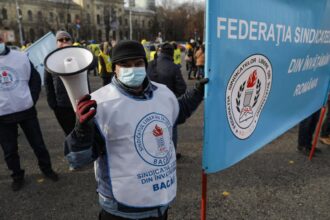 sindicatele din educatie ies in strada profesorii protesteaza la usa guvernului sunt asteptati aproximativ 2000 de participanti 6982ee704b42a