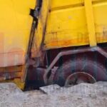 sosea surpata in centrul galati o masina de gunoi a cazut intr o groapa 699d86d31fd8e 2