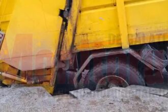 sosea surpata in centrul galati o masina de gunoi a cazut intr o groapa 699d86d31fd8e 2