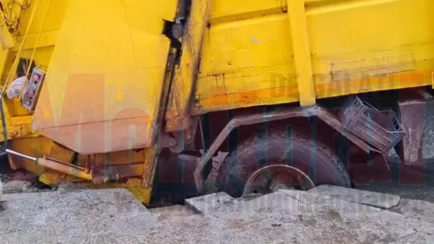 sosea surpata in centrul galati o masina de gunoi a cazut intr o groapa 699d86d31fd8e 2