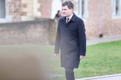 stilistii l au luat in vizor pe nicusor dan dupa gafele vestimentare din belgia cu ce trebuie sa inlocuiasca paltonul murdar si pantalonii sifonati 6995d7567e13c