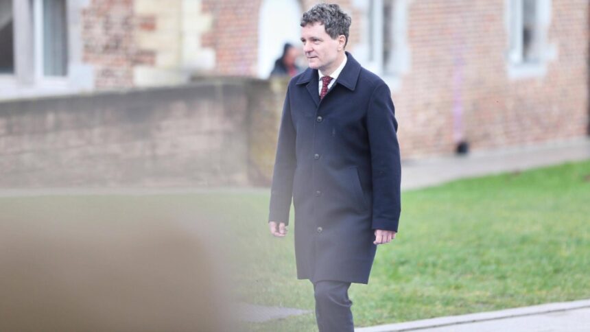 stilistii l au luat in vizor pe nicusor dan dupa gafele vestimentare din belgia cu ce trebuie sa inlocuiasca paltonul murdar si pantalonii sifonati 6995d7567e13c