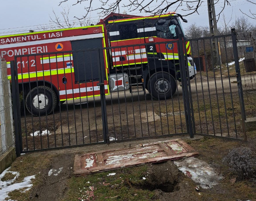 tasare de teren intr o comuna din iasi o groapa de doi metri adancime s a format intr o curte foto 69a172f4eedae 1