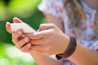 tatal judecat pentru ca si a batut fiica ce a stat prea mult pe telefon asa am fost si eu educat de parinti si mi a prins foarte bine ce pedeapsa i au dat magistratii ieseni 6980ce70a140e