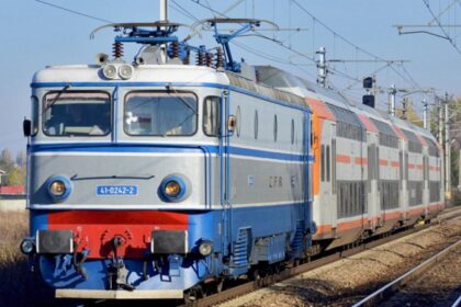 trafic feroviar blocat intre statiile petrosani targu jiu dupa ce o locomotiva s a stricat anuntul cfr calatori 698c35857d913