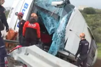 tragedie in turcia opt morti si 26 de raniti dupa ce un autobuz a iesit de pe sosea si s a rasturnat foto video 697f4844a0ef4