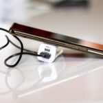 un adolescent de 16 ani a ajuns la terapie intensiva dupa ce a fost electrocutat in somn incarcatorul telefonului i s a infasurat de gat 6989a337a0906