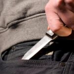 un adolescent de 17 ani din satu mare a fost injunghiat de vecinul lui dupa o cearta la telefon atacatorul a fost arestat 698a10f3d1910