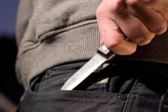 un adolescent de 17 ani din satu mare a fost injunghiat de vecinul lui dupa o cearta la telefon atacatorul a fost arestat 698a10f3d1910