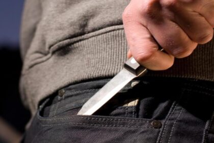 un adolescent de 17 ani din satu mare a fost injunghiat de vecinul lui dupa o cearta la telefon atacatorul a fost arestat 698a10f3d1910