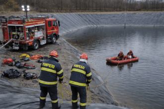 un angajat al unei ferme din alba s a inecat intr un bazin din incinta unitatii trupul neinsufletit a fost scos la mal de catre scafandri 69943e0c5b085