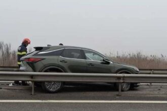 un autoturism a cazut de pe o autoplatforma aflata in mers pe a1 si a ajuns intre glisierele care despart sensurile de mers 6992fa8cb631f