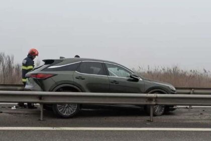 un autoturism a cazut de pe o autoplatforma aflata in mers pe a1 si a ajuns intre glisierele care despart sensurile de mers 6992fa8cb631f