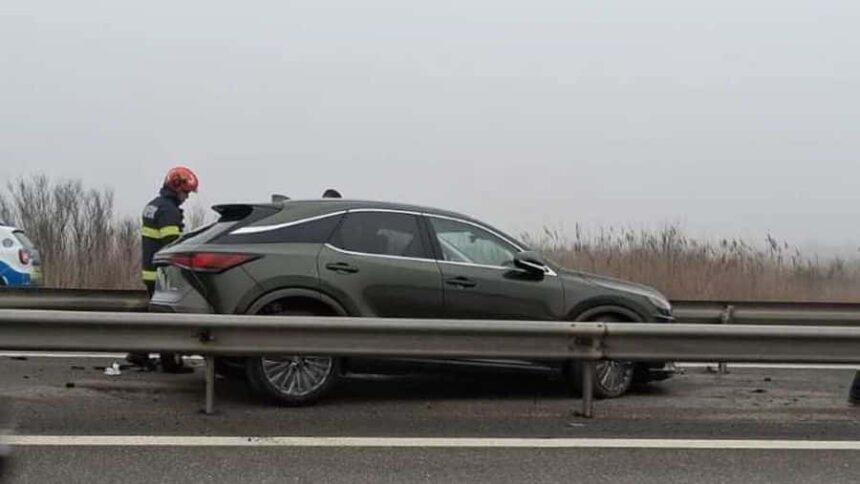 un autoturism a cazut de pe o autoplatforma aflata in mers pe a1 si a ajuns intre glisierele care despart sensurile de mers 6992fa8cb631f