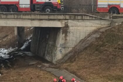 un autoturism a plonjat in bahlui in aceasta dimineata 699bfdcd991be