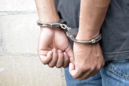 un baiat de 14 ani din cluj a fost arestat dupa ce a amenintat un adolescent si a incercat sa l jefuiasca 698b6296a9ef7