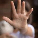 un barbat de 38 de ani din apahida arestat dupa ce ar fi abuzat o fetita de noua ani ce nu au aflat inca politistii 6995e06350a39