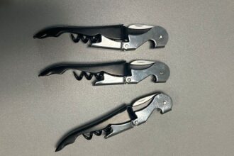 un barbat din bucuresti a fost retinut pentru inselaciuni cu tirbusoane cum a pacalit mai multe persoane sa ii dea bani 699f8ef507762