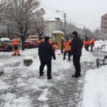 un barbat din corbeanca i a amenintat cu arma pe cei de la primarie suparat pe cum deszapezesc acestia 699b0836f1a81