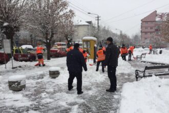 un barbat din corbeanca i a amenintat cu arma pe cei de la primarie suparat pe cum deszapezesc acestia 699b0836f1a81