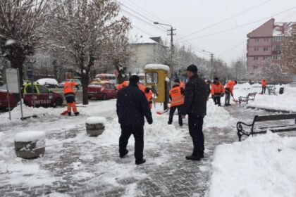 un barbat din corbeanca i a amenintat cu arma pe cei de la primarie suparat pe cum deszapezesc acestia 699b0836f1a81