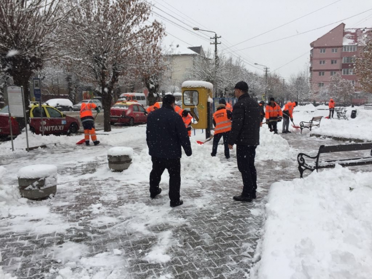 un barbat din corbeanca i a amenintat cu arma pe cei de la primarie suparat pe cum deszapezesc acestia 699b0836f1a81