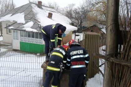 un barbat din judetul botosani a cazut intr o fantana adanca de sapte metri cum a reusit sa anunte tot el pompierii 6984bce8c878d