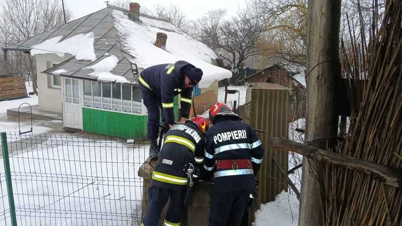 un barbat din judetul botosani a cazut intr o fantana adanca de sapte metri cum a reusit sa anunte tot el pompierii 6984bce8c878d