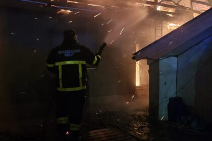 un copil de 3 ani a suferit arsuri pe 25 din corp dupa ce un incendiu i a cuprins casa in judetul iasi video 6992d06d2c0a6