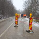 un drum judetean din buzau care trebuia sa fie deja reabilitat s a surpat din cauza alunecarilor de teren video 699ac68721773