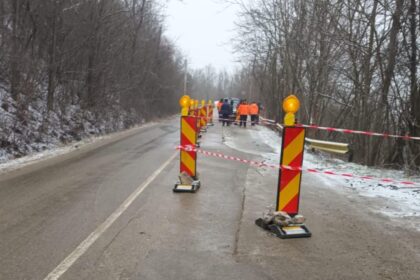 un drum judetean din buzau care trebuia sa fie deja reabilitat s a surpat din cauza alunecarilor de teren video 699ac68721773