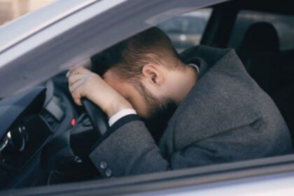 un iesean prea infierbantat a ajuns la puscarie a fost prea fericit si nerabdator sa si vada iubita intoarsa din strainatate 699bae6a7aa99